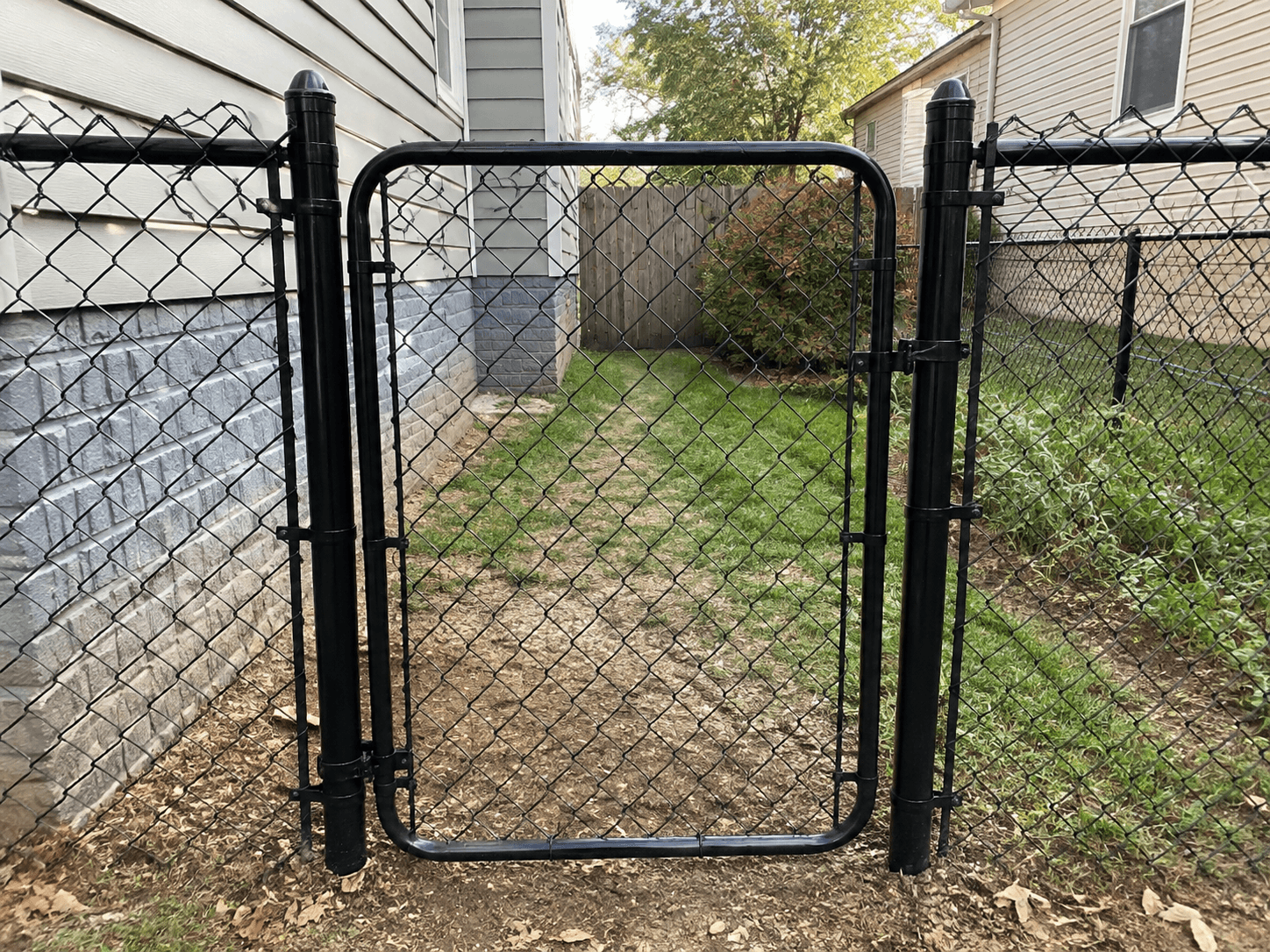 Neutral reference image of black chain link fence
